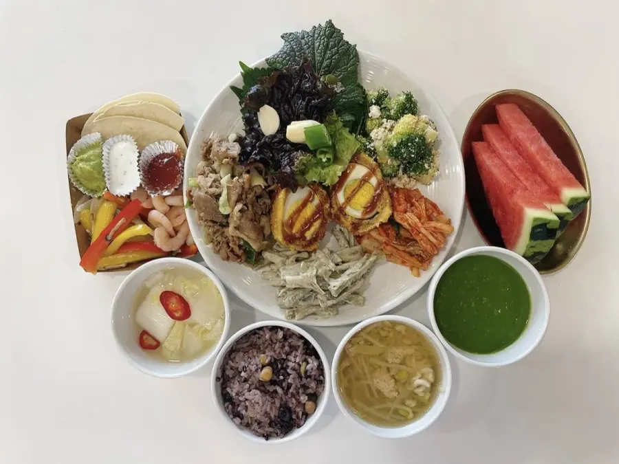 흑미 잡곡밥, 제육볶음, 브로콜리 무침, 계란말이, 새우·파프리카 볶음, 콩나물국, 수박